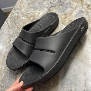 OOFOS OOahh Open Toe Slide Lightweight Recovery Footwear Sandal Black M13 W15